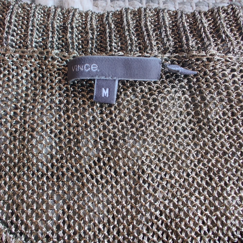 Vince. Gold Metallic Knit Down Sleeve Short Sleeve Top Size Medium - Picture 4 of 5